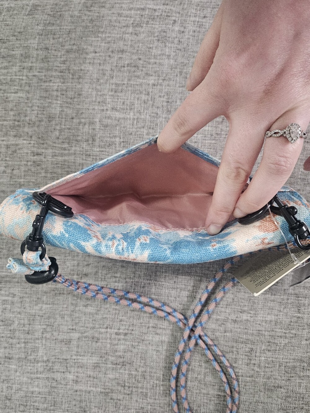 ❌️🚫 SOLD! NWT! Kavu Islamorada Blue and Peach Tie-Dye Mini Crossbody Wallet - Picture 3 of 5